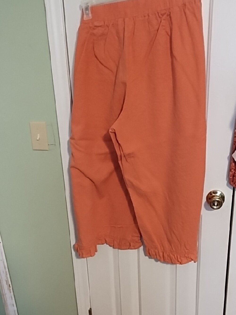 Women's Pink Ruffle Hem Capri Pants
